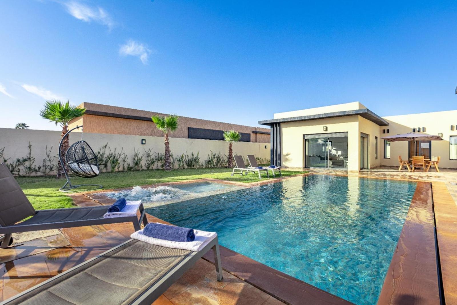 Lella, Piscine Chauffee, Cuisiniere *