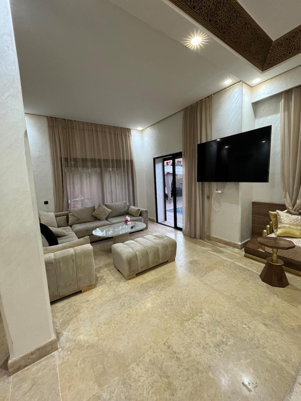 Villa Private With Pool & Garden
