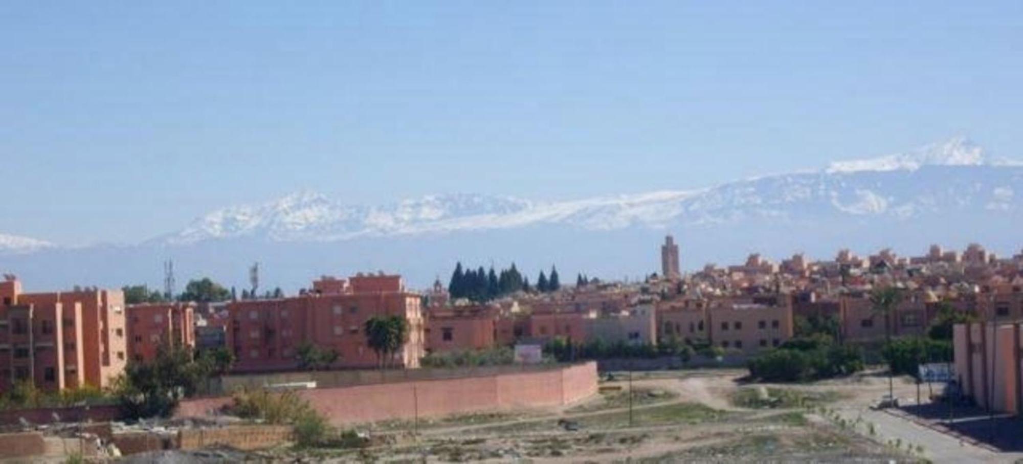 Schoene Mit Balkon Und Bergblick Marrakesh