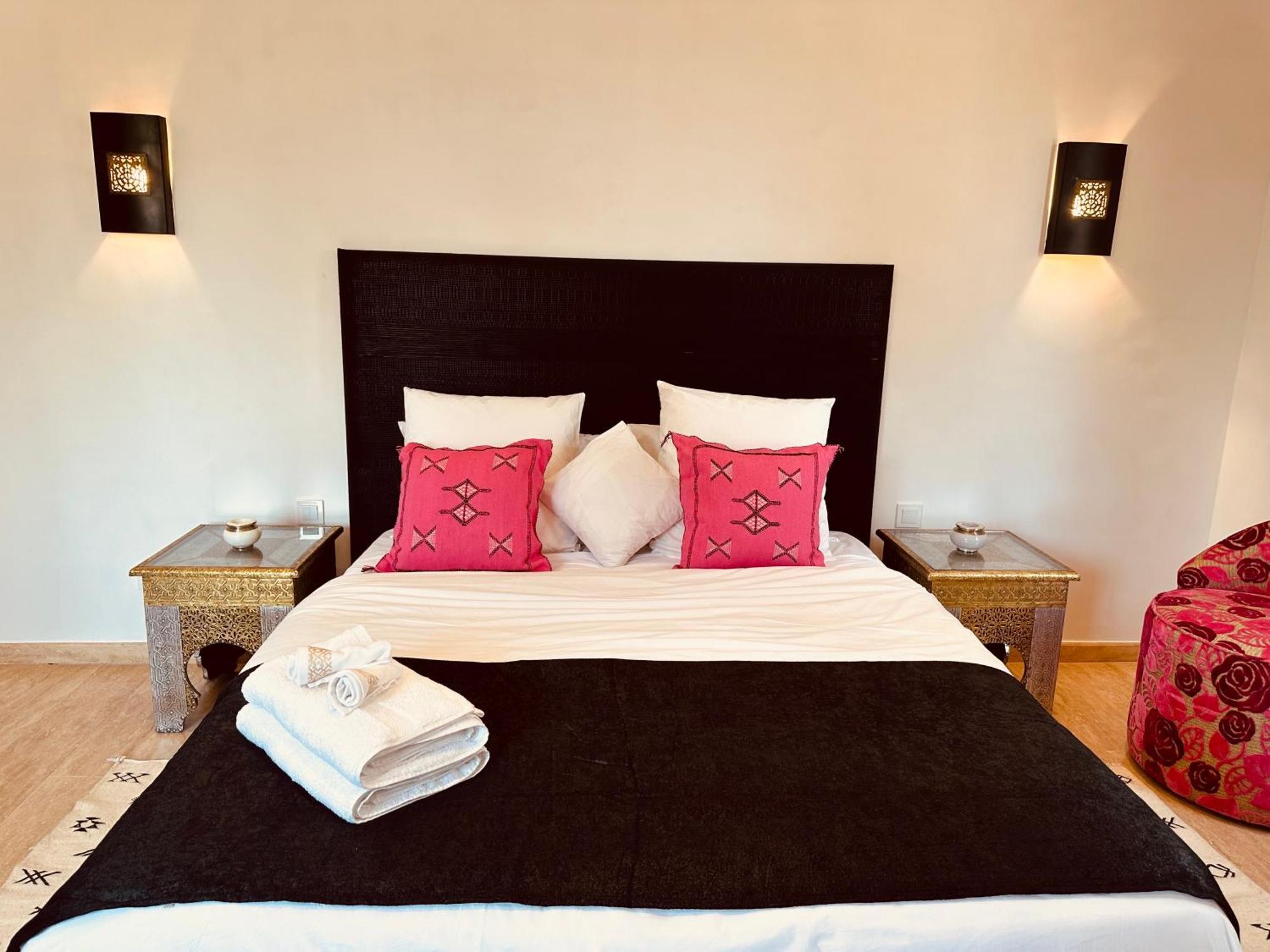 Simari Palmeraie Marrakech Nouveau! Petit Dejeuner Compris-entierement Renovee-superbe Piscine Privee Chauffee-personnel De Maison Inclus-grand Jardin De 2000m2-terrain De Petanque-ambiance Typique Berbere-havre De Paix Villa *