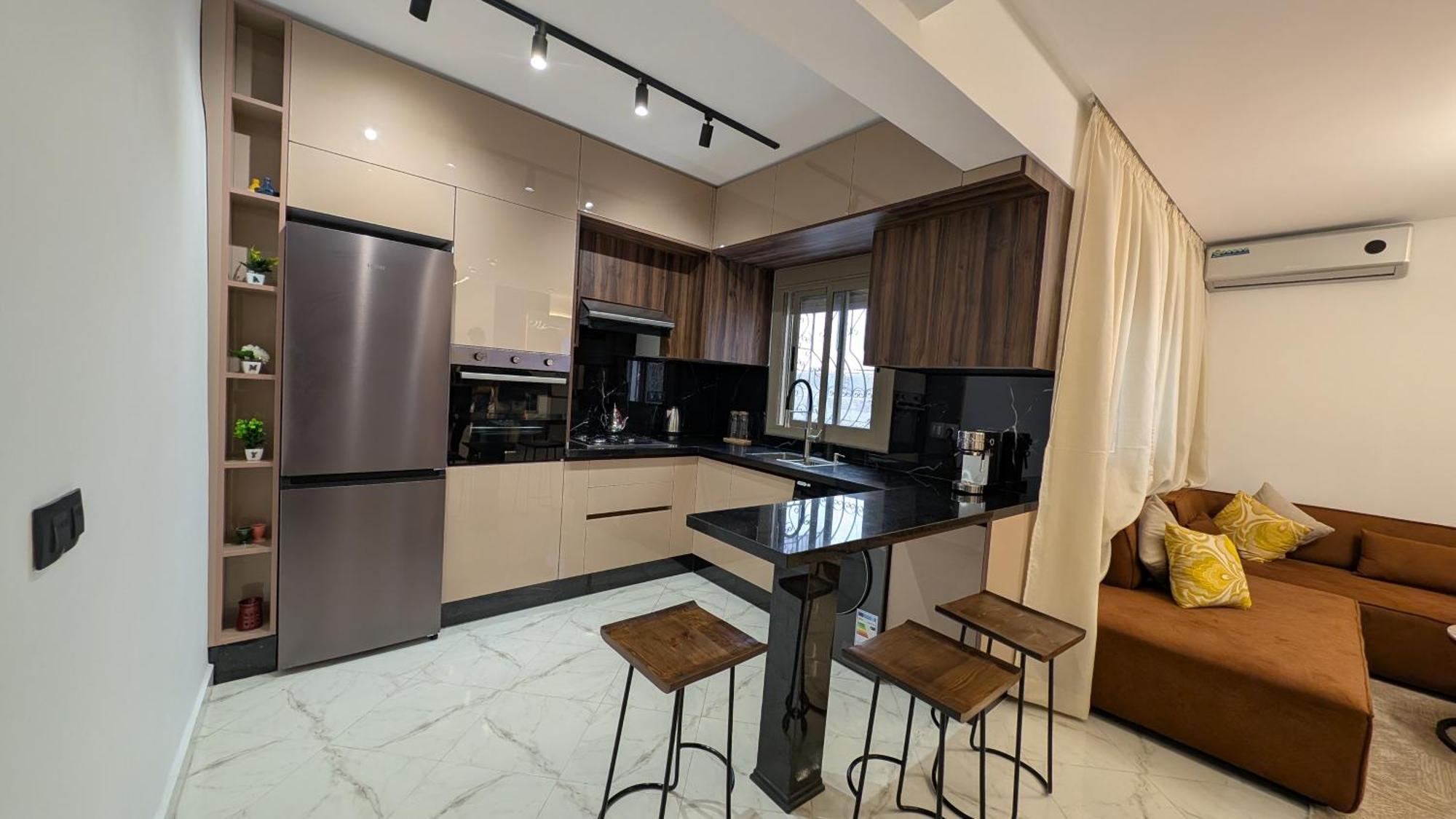 Stylish Near Center Apartment *