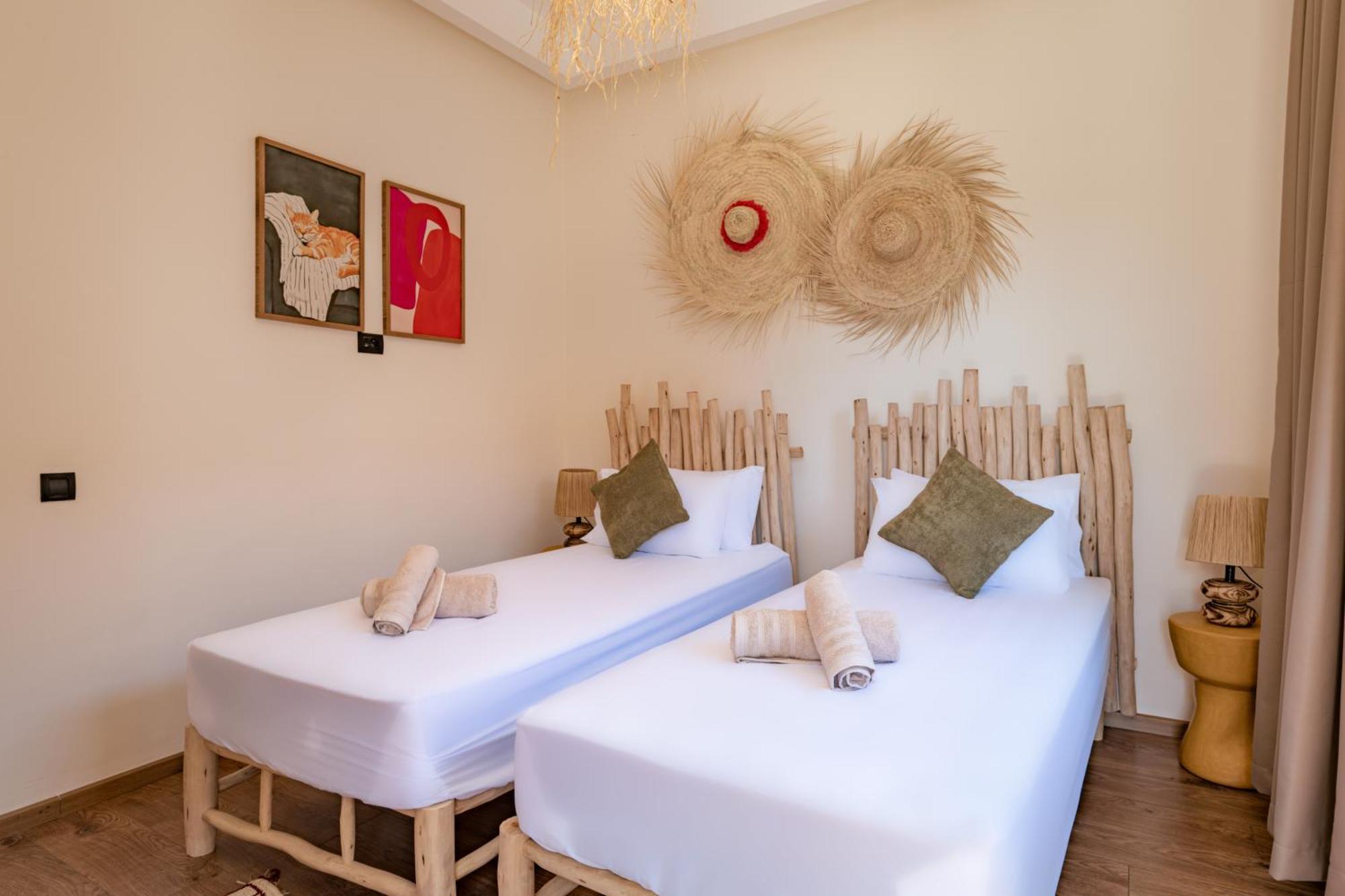 Secret Oasis - 4 Bedroom Rooftop, Pool&ac - Up To 10 Guests Villa