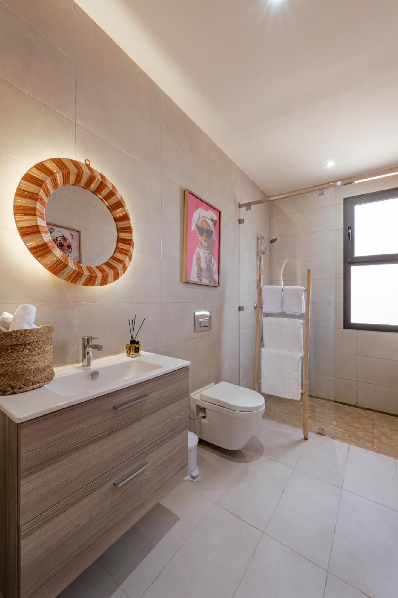 Secret Oasis - 4 Bedroom Rooftop, Pool&ac - Up To 10 Guests Villa
