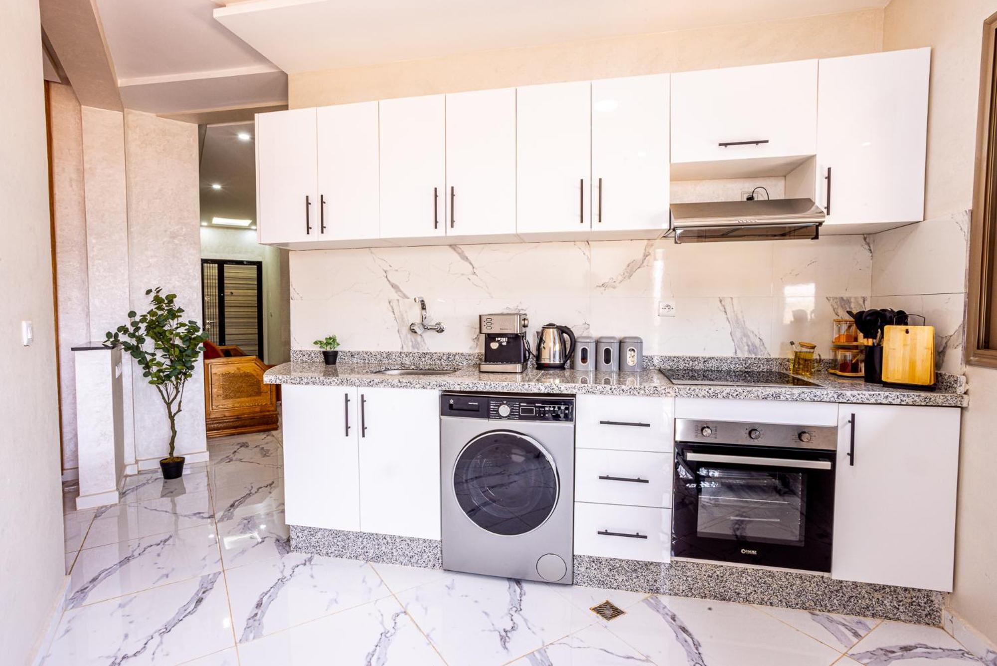 Appartement Hags - Traditional Modern Apartment, Full Ac, 10m From Airport
