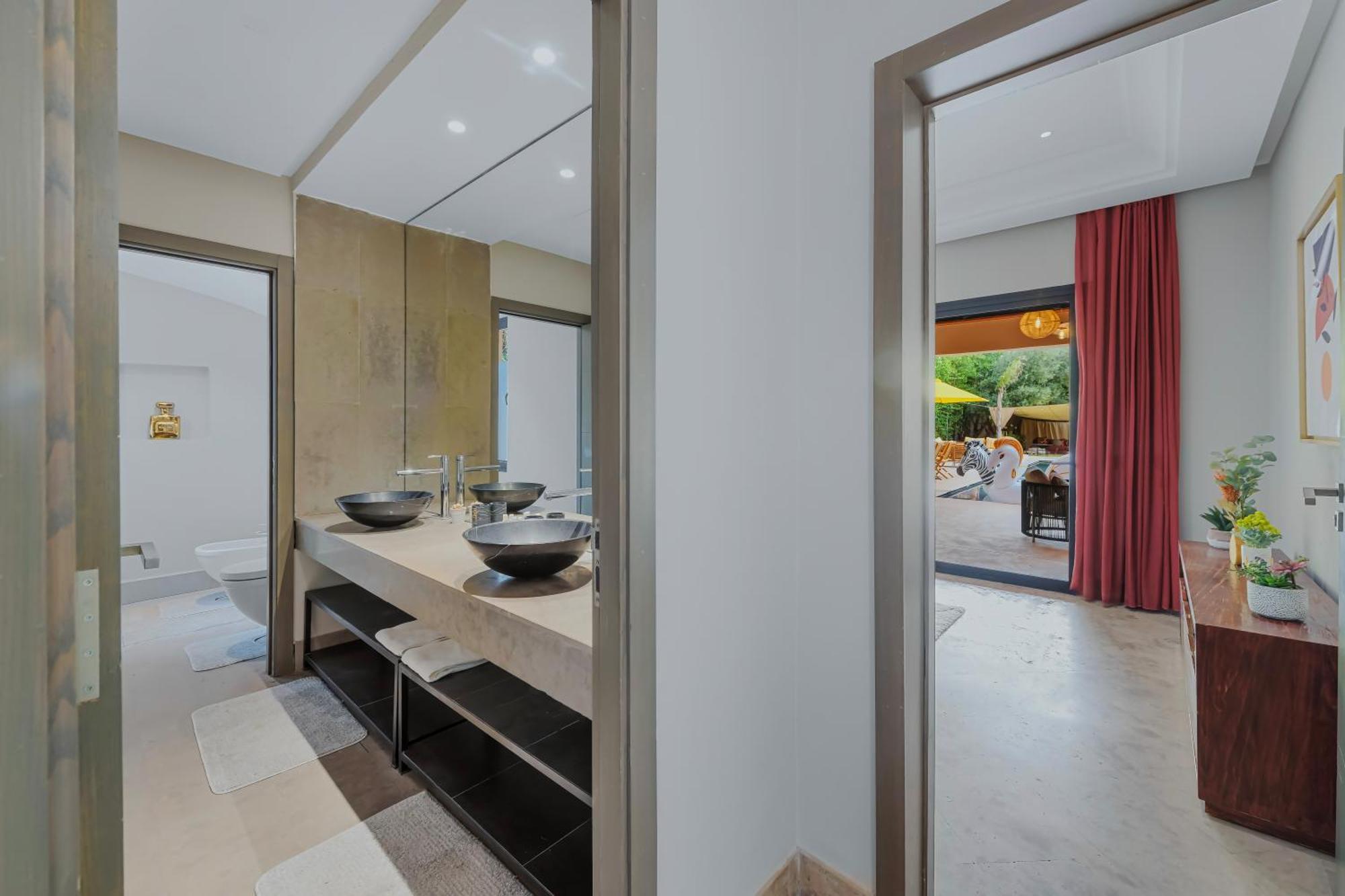 Villa Oasis Prime Location Full Staff Cinema