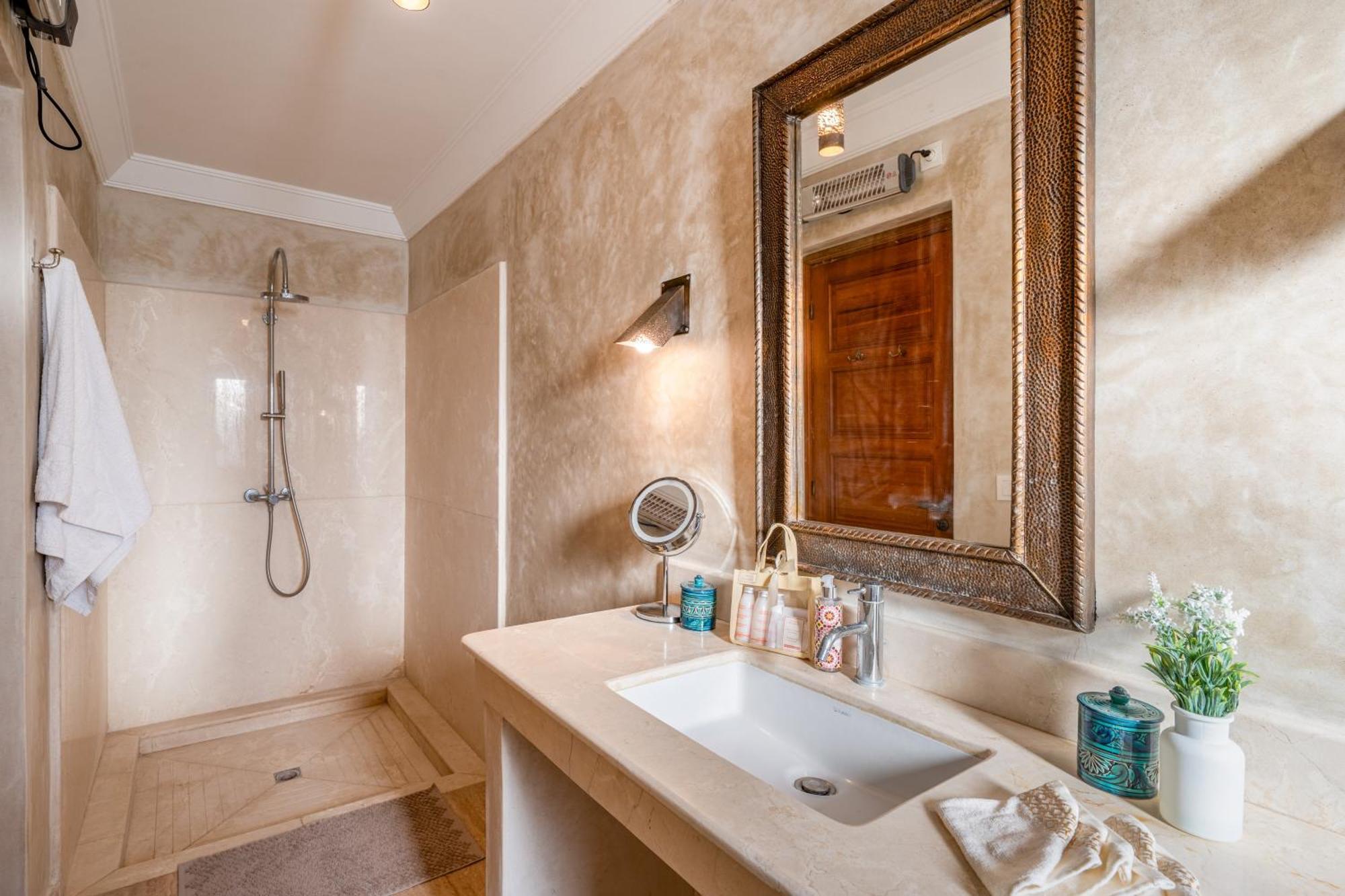Simari Palmeraie Marrakech Nouveau! Petit Dejeuner Compris-entierement Renovee-superbe Piscine Privee Chauffee-personnel De Maison Inclus-grand Jardin De 2000m2-terrain De Petanque-ambiance Typique Berbere-havre De Paix Marrakesh