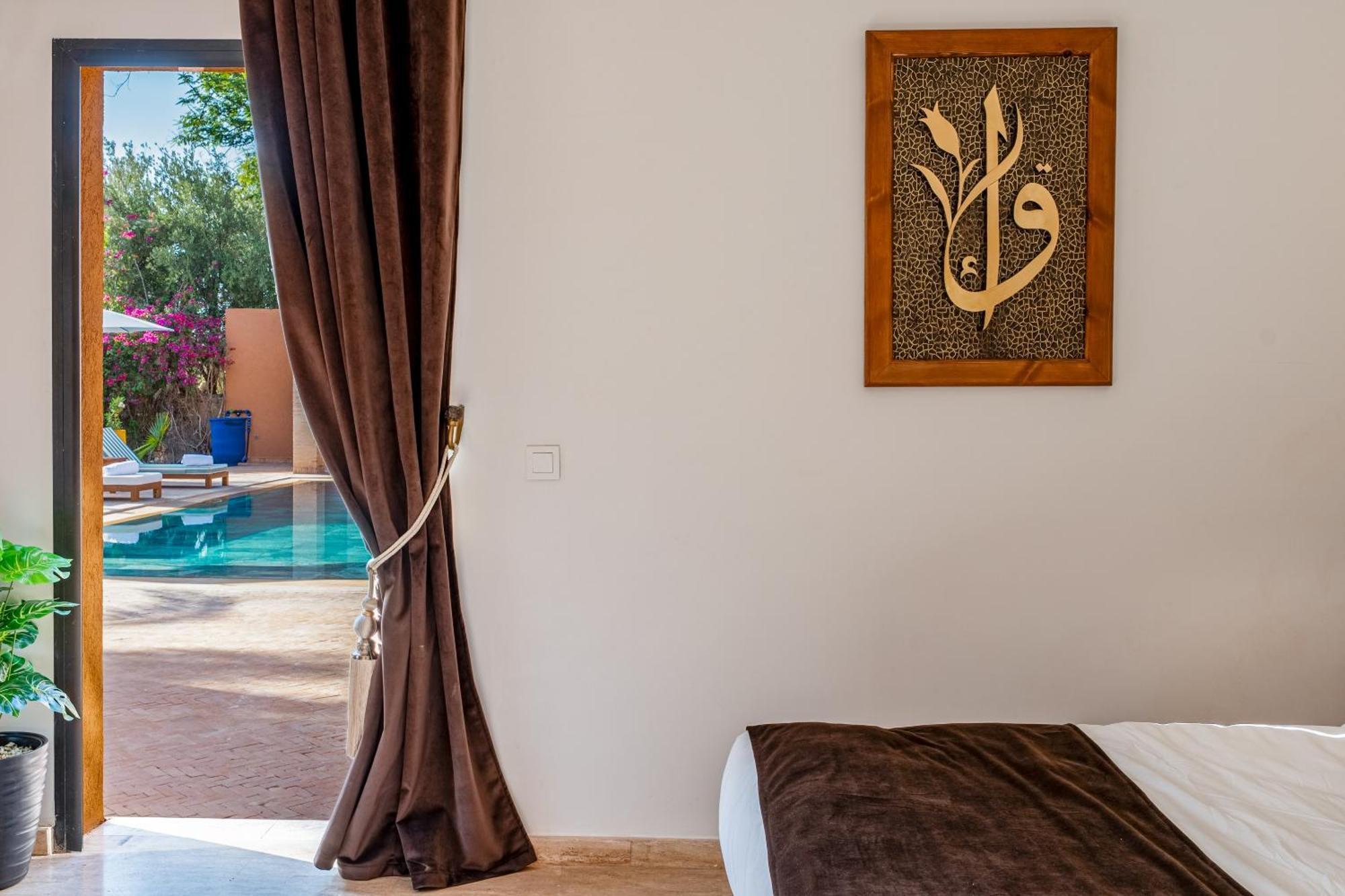 Simari Palmeraie Marrakech Nouveau! Petit Dejeuner Compris-entierement Renovee-superbe Piscine Privee Chauffee-personnel De Maison Inclus-grand Jardin De 2000m2-terrain De Petanque-ambiance Typique Berbere-havre De Paix Villa *