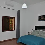 Jolie villa moderne avec piscine privée.