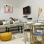 Charming Downtown Apartment For 8: Cozy Elegance In The Heart Of The City