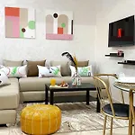 Charming Downtown Apartment For 8: Cozy Elegance In The Heart Of The City