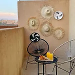Charming Downtown Apartment For 8: Cozy Elegance In The Heart Of The City
