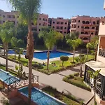 Un Moderne Chic Appartement Vue Sur Piscine