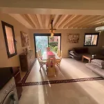 Appartement Elegant Avec Vue Sur Piscine Jardin Verdoyant Et Wifi Ultra Rapide