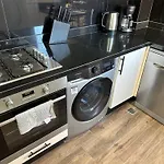 Gorgeous Newly Renovated Apt- Near Restaurant And Shopping Center