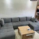 Gorgeous Newly Renovated Apt- Near Restaurant And Shopping Center