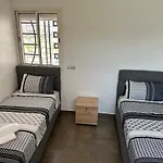 Gorgeous Newly Renovated Apt- Near Restaurant And Shopping Center