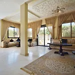 2 King Suites- Pool,Ac & Parking-Central Location