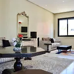 2 King Suites- Pool,Ac & Parking-Central Location