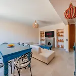 Cityscape Bliss Spacious & Sunny Apartment