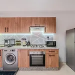 New Cozy Apprt 2 Min A M-Avenue , Piscine , Parking , Balcony And Fiber Wifi , Gueliz Centre