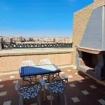 Cozy, Sunny Apartment Near The Airport