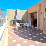 Cozy, Sunny Apartment Near The Airport