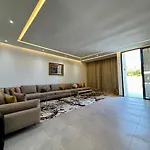 Luxury Villa - Swimming Pool - 10 To 12 Px