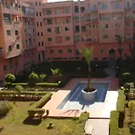 Manis Apartment Set in a Hotel Area