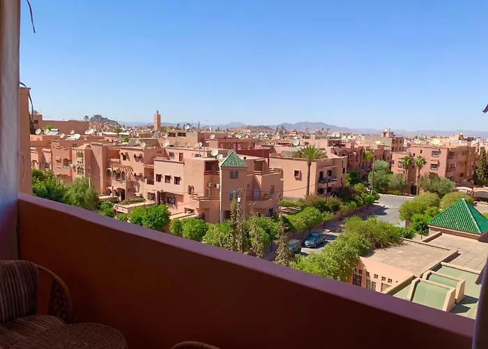Moderne, Lumineux & Spacieux Avec Balcon -Central -Wifi-Smart Tv-Clim