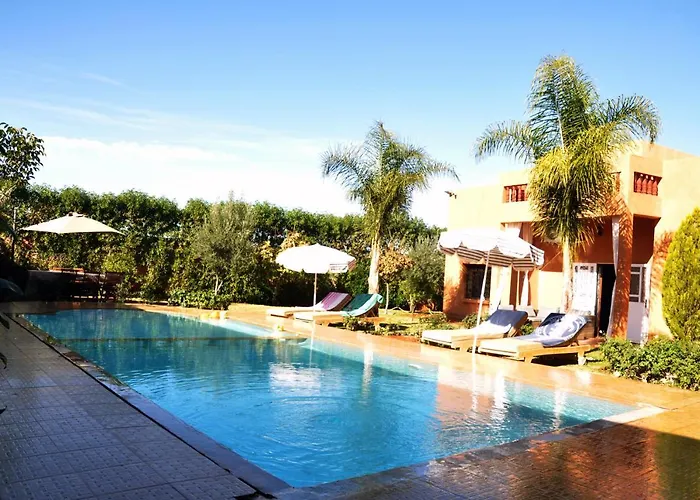 Jolie villa moderne avec piscine privée.