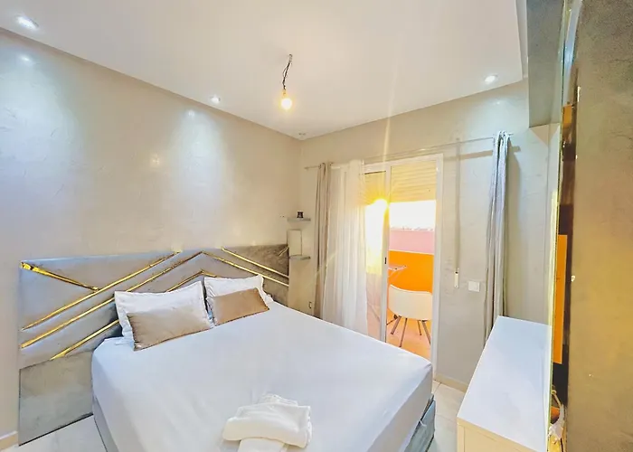 L\'Escapade Paisible Au Coucher De Soleil Et Parking
