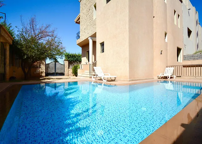 2 King Suites- Pool,Ac & Parking-Central Location