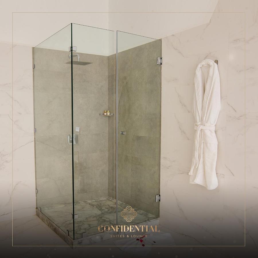 Confidential Suites&Lounge Pensión *