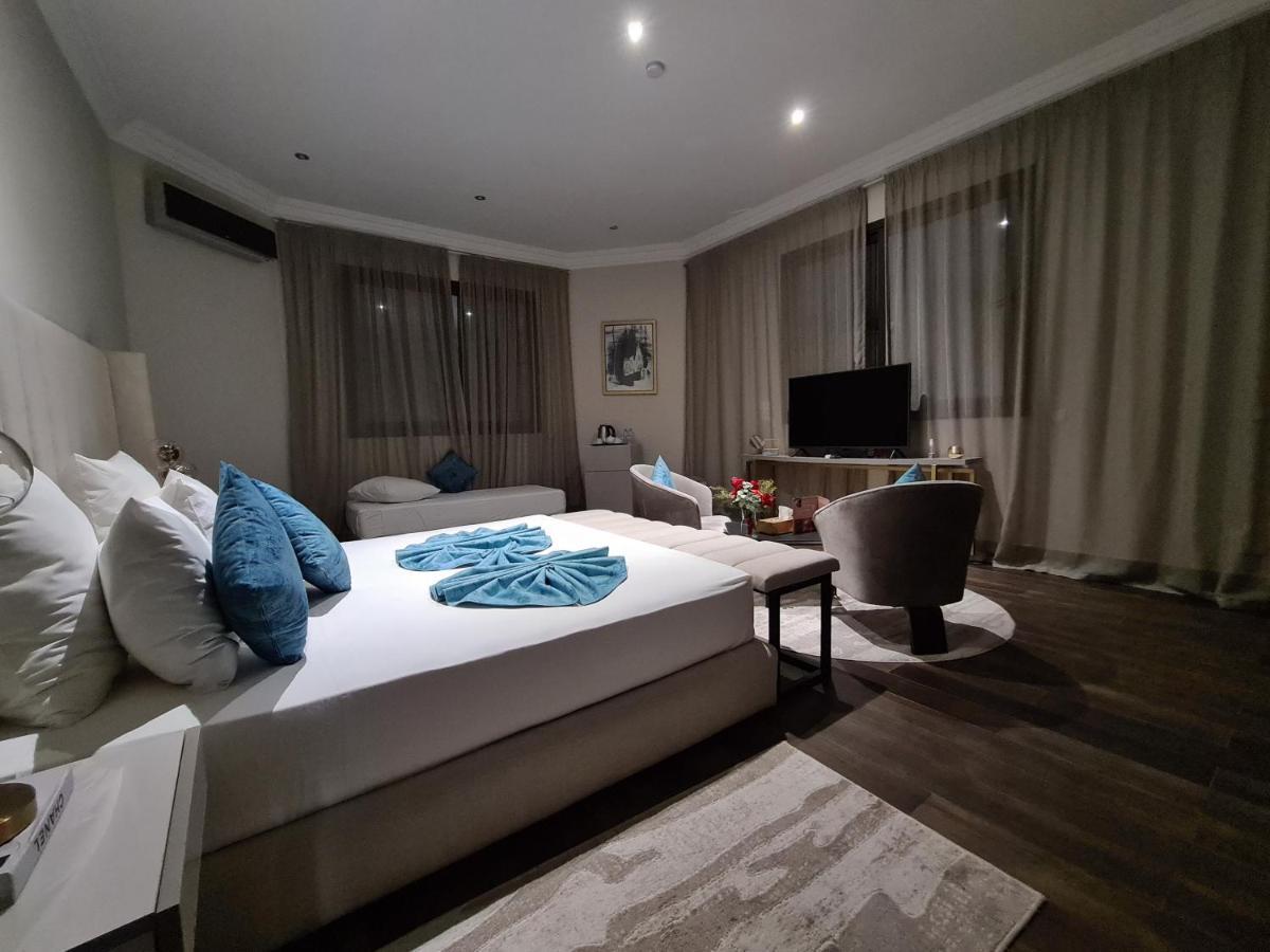 Confidential Suites&Lounge Pensión