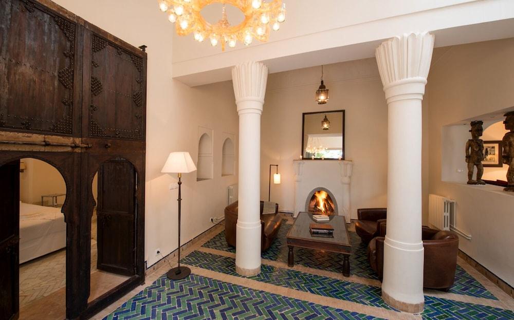 Les Deux Tours Hotel