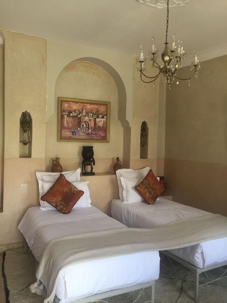 Riad Emberiza Sahari 4*