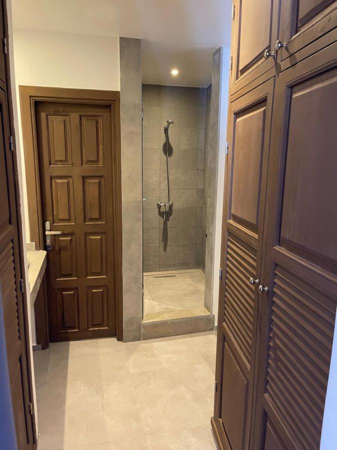 6 Suites Villa *