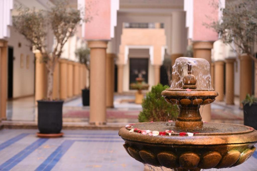 Lux Hotel *