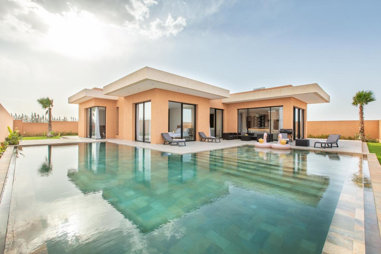 Perle Rouge, Piscine , Cuisiniere, Billard, Playstation5
