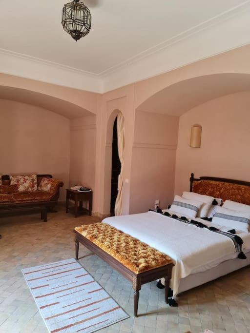 Dans Tres Jolie Oliveraie * Marrakesh