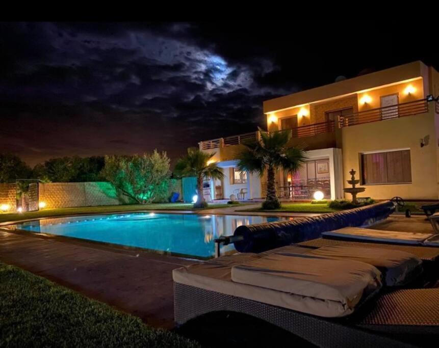 Villa Spacious Moroccan Private With Heated Pool