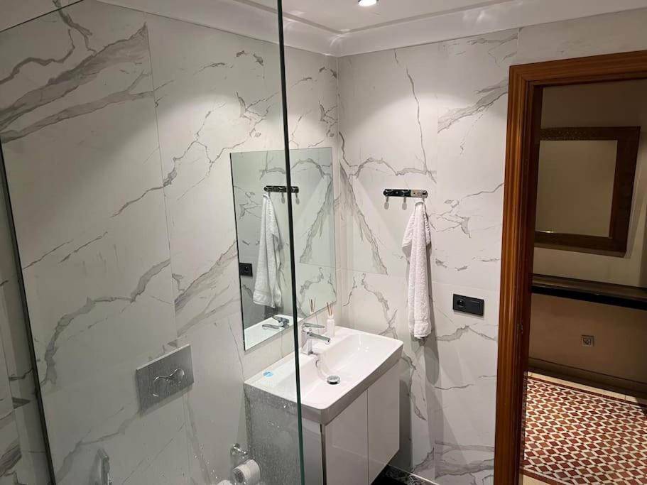 Beautiful Central & Comfortable Apartment *