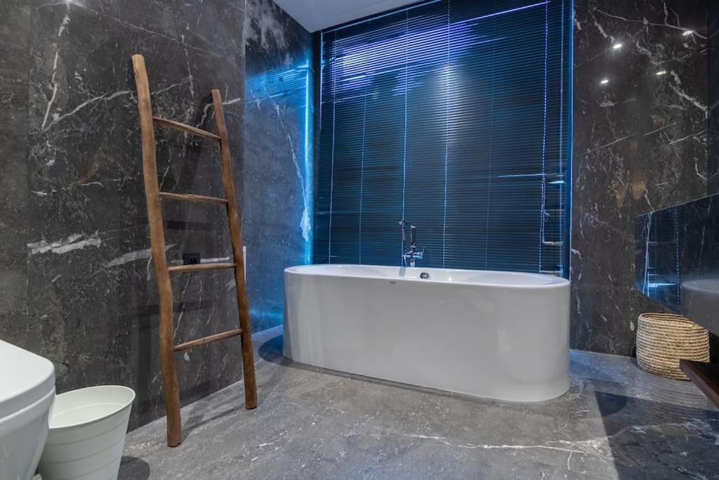 6 Suites Piscine Chauffee - Leyana *