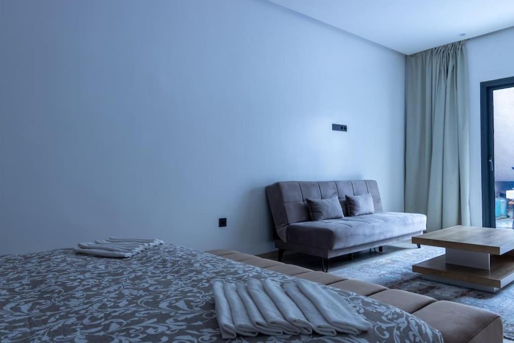 6 Suites Piscine Chauffee - Leyana