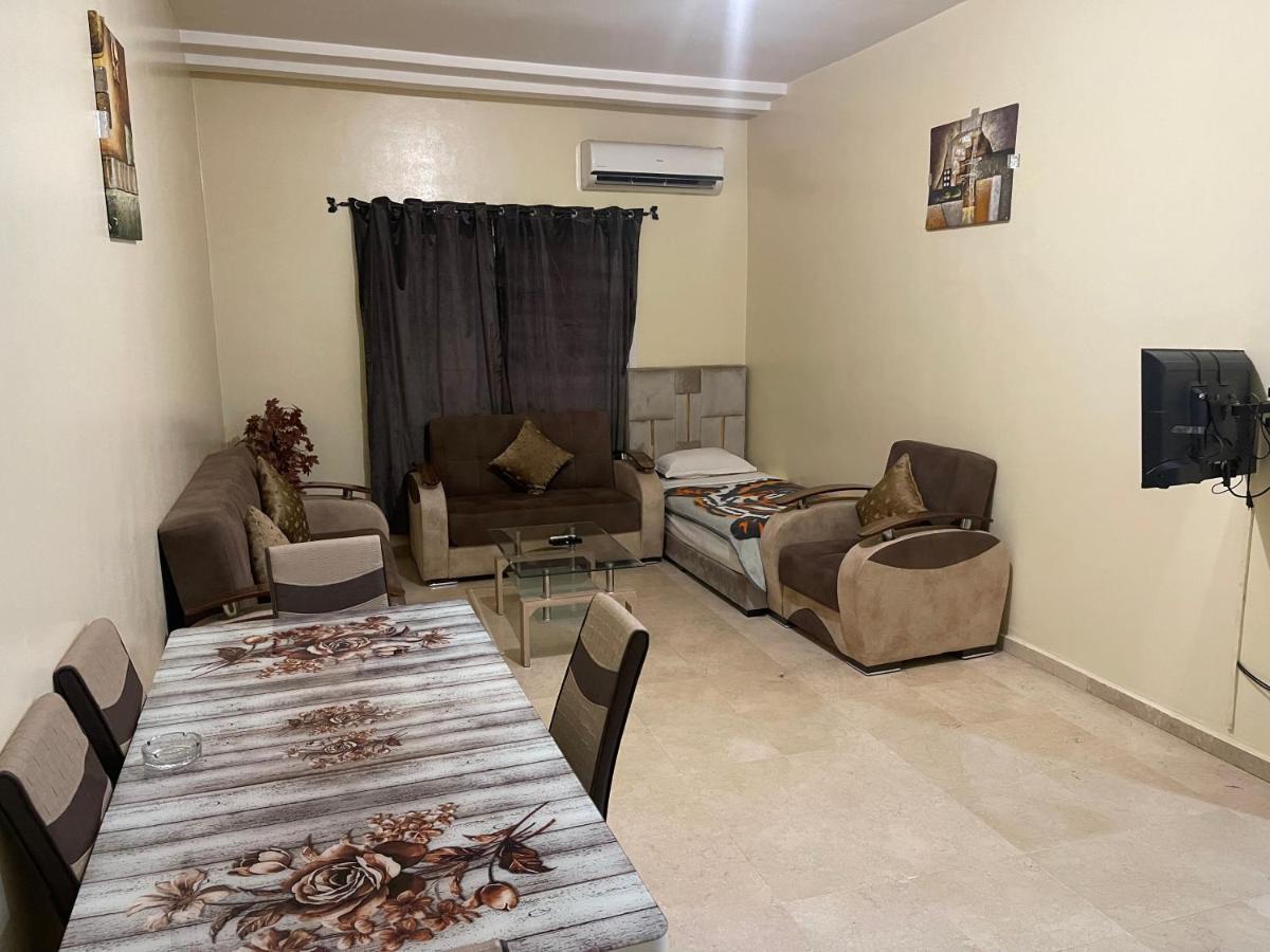 Numero 4 Au Rez-de-chaussee Pour Famille Apartment