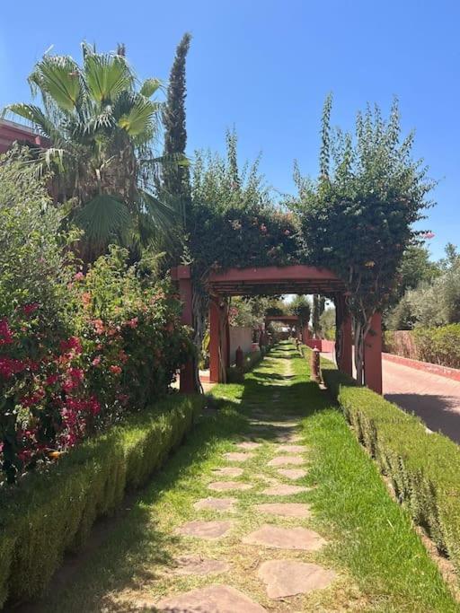 En Rez De Jardin Avec Piscine Appartement