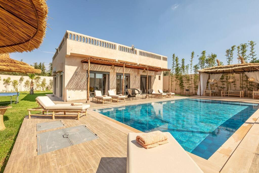 Leila,piscine , Grand Jardin, Jeux , Cuisiniere