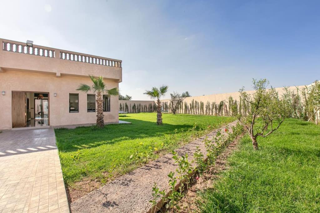Leila,piscine , Grand Jardin, Jeux , Cuisiniere Villa *