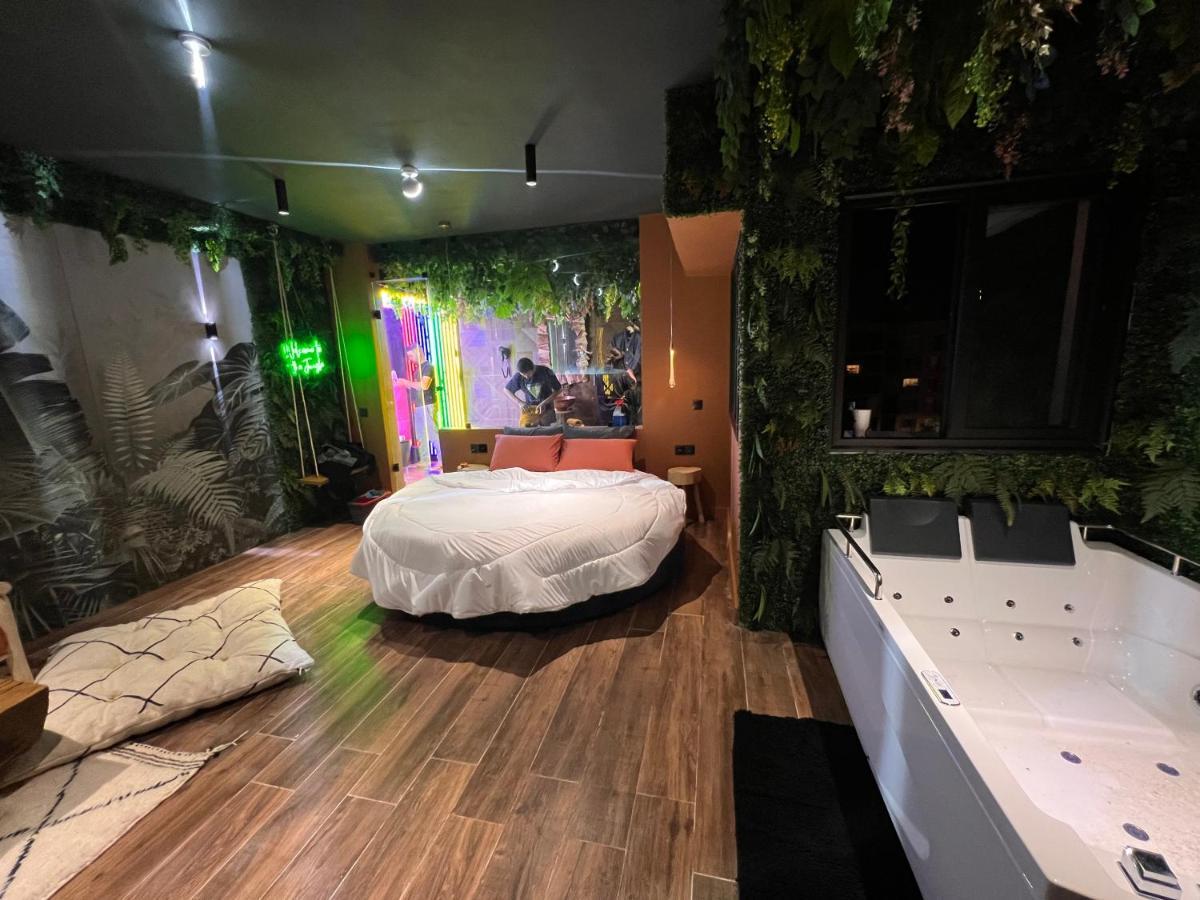 Jungle Au Centre De Marrakech Avec Jacuzzi ! Bed & Breakfast