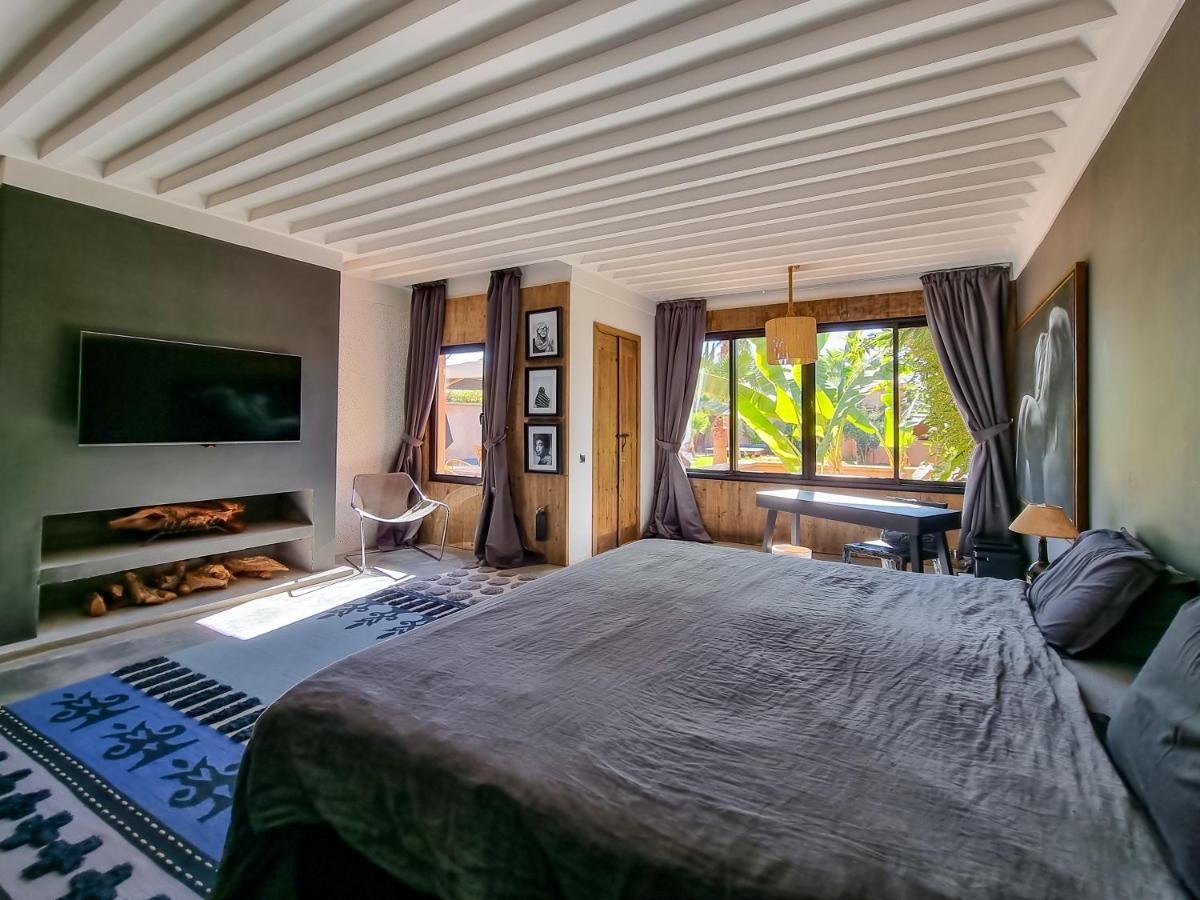 Villa Avec Gouvernante Et 2 Piscines Dont Chauffee Dans Domaine Securise Marrakesh
